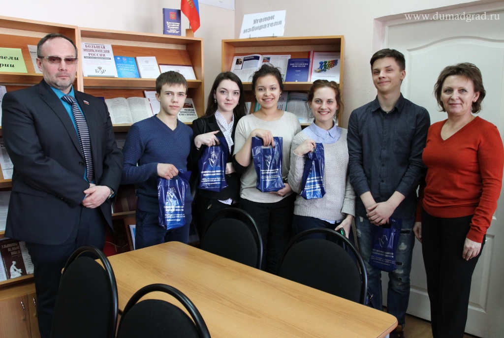 Депутат Денисов встретился с учениками школы №9